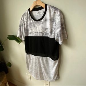 White & black tee’s longline